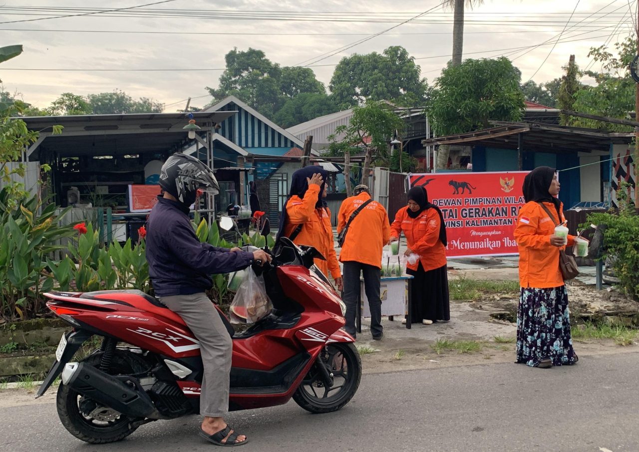 Peringati HUT Ke-1, DPW dan DPD Gerakan Rakyat Kalteng Bagikan Takjil