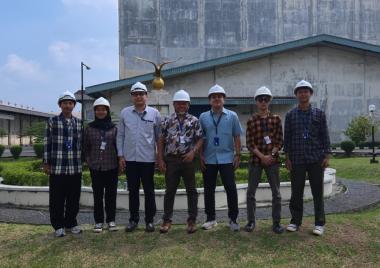 Wakil Dekan Fakultas Teknik Ma'soem University berfoto bersama perwakilan PT Prima Rajuli Sukses setelah sesi diskusi.